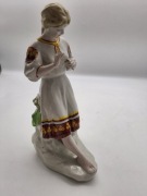 Sygnowana figurka porcelanowa