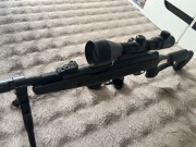 Wiatrówka HATSAN z celownikiem optycznym.