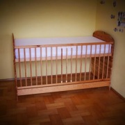 Solidne sosnowe łóżko/tapczan z szufladą dla dziecka 0-5 lat, dodatki