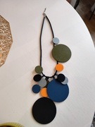 Naszyjnik wisior kolia gumowa z drewnem regulowany multikolor khaki 