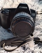 Aparat lustrzanka analogowa Canon EOS 1000 z obiektywem 