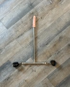 Metalowe dyby rozpórka z dildo kajdanki BDSM