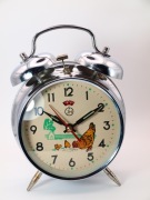 Stary chiński budzik z dziobiącą kurą .