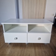 Szafka biała elegancka z srebrnymi uchwytami pod telewizor komoda szuflady