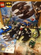 LEGO 76120 Batman, Batwing i napad człowieka zagadki 