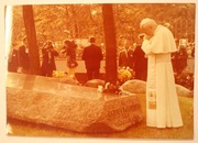 Jan Paweł II nad grobem KS. JERZEGO POPIEŁUSZKI - JERZY POPIEŁUSZKO