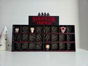 Półka na figurki Kinder Joy z podpisami – Stranger Things