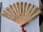 Piękny wachlarz drewniany z koronkami