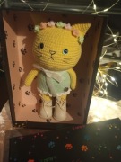 Szydełkowy kotek w sukience i butach