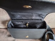 Torebka czarna damska ze zlota ozdoba 