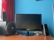 Monitor Samsung razem z kolanami