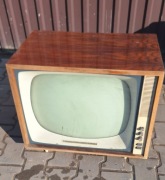 Stary telewizor lampowy z PRL
