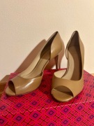 Tory Burch, czółenka z odkrytymi palcami 