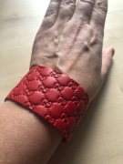 Skórzana bransoletka wytłaczana we wzór Gucci