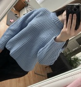 Niebieski sweter z półgolfem