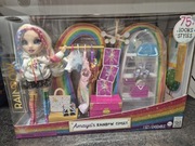 RAINBOW HIGH Lalka Amaya - z Tęczową Szafą i Akcesoriami Prezent dla Dzieci