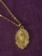Łańcuszek z medalikiem Dziewicy z Gwadelupe.