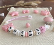 Personalizowana zawieszka do smoczka z imieniem, w beżowych tonacjach