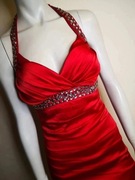 Czerwona satynowa mini sukienka z ozdobnymi kamieniami (13)