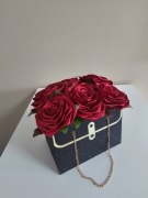 Dekoracyjna torebka z różami – elegancka ozdoba / prezent