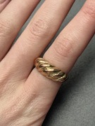 Pierścionek w kolorze złotym stan zadowalający ring gold