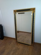 Duże lustro w stylu antycznym – złocona rama, klasyczna elegancja