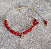 Bransoletka na jedwabnej nici z czerwonego howlitu i złotych elementów