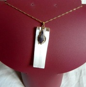 Biały selenit z ametystem, wisiorek na złotym łańcuszku