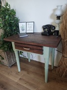 Secesyjny stół z początku XX wieku po renowacji 