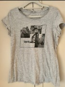 Szary t-shirt z nadrukiem