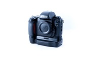 Nikon F100 + MB-15 Profesjonalna lustrzanka analgowa