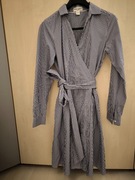 Sukienka szmizjerka, biało - niebieskie paski, ma zakładkę 