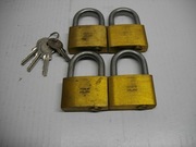 4 kłódki z systemem 1 klucza .