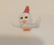 Mały Ptaszek w czapce Św. Mikołaja Kinder Surprise Christmas Edition