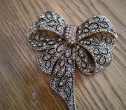 Broszka kokarda vindage świeci kryształki 