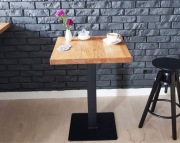 Stolik do kawiarni z drewnianym blatem na jednej nodze