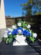 Kompozycja nagrobna w złotym sercu,Niebieskie i Białe róże na cmentarz