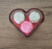 Świeca sojowa w szkle o zapachu piwonii 