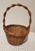 Mały wiklinowy koszyk