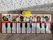 Mata edukacyjna do tańca grająca pianino