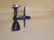 Piła ukośnica Scheppach HM80L- mocowanie przedmiotu.