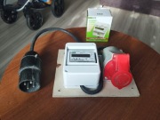 Licznik energii elektrycznej z gniazdem siłowym