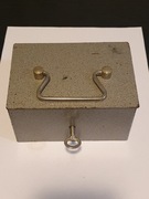 Stara metalowa kasetka na pieniądze i kosztowności z kluczem – Solidna!