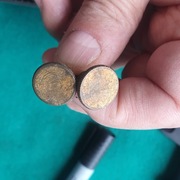 Dwie śruby do mocowania mechanizmu zegara