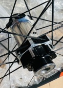 Piasta Przednia DT SWISS sztywna oś 15x110 ROCK SHOX RS1 PREDICTIVE 28H