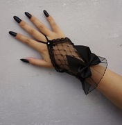 Czarne koronkowe mankiety z kokardą – gotycki, romantyczny styl 