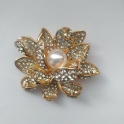 Broszka kwiat lotos z białym koralikiem