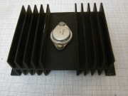 Czarny radiator z tranzystorem