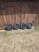 Koła z oponami + kołpaki . Od malucha. Odbiór osobisty.