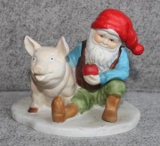 Ceramiczna świąteczna figurka Św. Mikołaj ze świnią